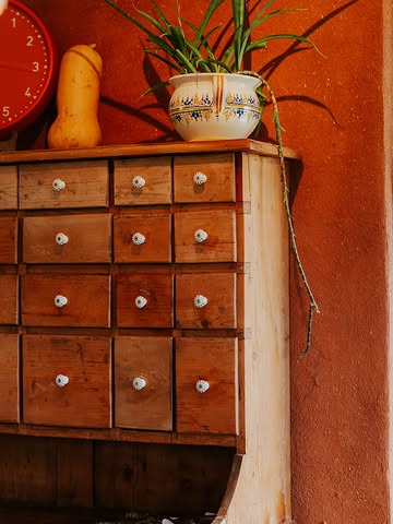 Herfst!

Tijd om knus en gezellig rond de keukentafel te keuvelen, uitgebreid te tafelen, wijntjes te drinken,..

Wij verwelkomen jullie dan ook met vele liefde en plezier aan onze Keukentafel.

Ons seizoensrestaurant is nog open tot en met eind oktober, het zijn de laatste plaatsen!

Liefs,
Anna & Fien

Foto’s door @anaislesy