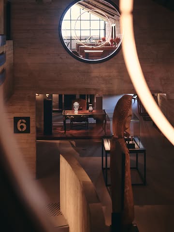 Deux samedis soirs par mois. Pas plus.

Le reste du temps, ce bâtiment dort. Mais certains soirs, le 7e étage s'allume et la nuit tombe sur Louvain-la-Neuve pendant qu'on vous sert. Menu exclusif, 4 ou 5 services. Places comptées.

Voici les dates. Notez-les quelque part de sûr. ✨

SEPTEMBRE — samedi 19
OCTOBRE — samedis 3, 17 et 31
NOVEMBRE — samedi 14
DÉCEMBRE — samedis 5, 12 et 19

Un anniversaire à fêter ? Des retrouvailles qui traînent depuis trop longtemps ? Une envie de faire les choses bien, sans raison particulière ? C'est exactement pour ces soirs-là qu'on ouvre.

Quelle date vous tente ? Dites-le nous en commentaire, on garde un œil dessus.

_______

La Table L · 7e étage du Musée L, Louvain-la-Neuve
Mar → Ven, midi & soir · 2 samedis soir par mois
📞 010 40 04 96 · www.la-table-l.be

#latablel #musée #louvainlaneuve #CuisineDeSaison #michelinrestaurant

@nopysang30 @gregoire.la.table.l @musee.l_ @margaux.280
