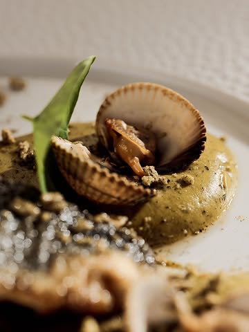 Lundi. Autant commencer par quelque chose de bien.

Des coques qui s'ouvrent à peine. Un filet de bar dont la peau croustille encore. Des courgettes façon linguine et... mince, vous avez râté ça ? Pas grave. Grégoire, notre chef, vous a concocté ENCORE mieux pour le nouveau menu. 😀

_______

La Table L · 7e étage du Musée L, Louvain-la-Neuve
Mar → Ven, midi & soir · 2 samedis soir par mois
📞 010 40 04 96 · www.la-table-l.be

#latablel #musée #louvainlaneuve #CuisineDeSaison #michelinrestaurant

@nopysang30 @gregoire.la.table.l @musee.l_ @margaux.280