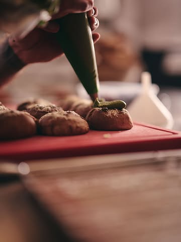 Coupez-le en deux et vous comprenez.

Le pain n'est pas là que pour accompagner, il peut aussi devenir un prémice.

_______

La Table L · 7e étage du Musée L, Louvain-la-Neuve
Mar → Ven, midi & soir · 2 samedis soir par mois
📞 010 40 04 96 · www.la-table-l.be

#latablel #musée #louvainlaneuve #CuisineDeSaison #michelinrestaurant

@nopysang30 @gregoire.la.table.l @musee.l_ @margaux.280