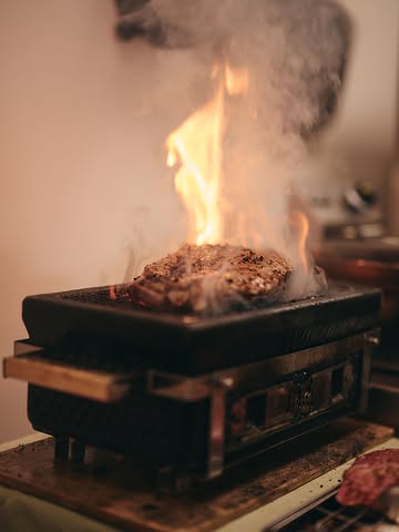 Et si on vous disait qu'il y a du marron, du miso blanc, et des ris de veau... ?

Je cite le chef "ça va être salement gourmand".

Non. On ne dira rien de plus.

Le 29 au soir, la carte change. 🍂 #teasing

010 40 04 96, en ligne ou en message privé — les premiers arrivés seront les premiers à savoir.

_______

La Table L · 7e étage du Musée L, Louvain-la-Neuve
Mar → Ven, midi & soir · 2 samedis soir par mois
📞 010 40 04 96 · www.la-table-l.be

#latablel #musée #louvainlaneuve #CuisineDeSaison #michelinrestaurant

@nopysang30 @gregoire.la.table.l @musee.l_ @margaux.280