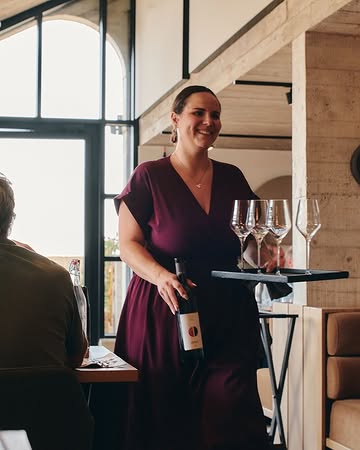 𝗨𝗻 𝘃𝗲𝗿𝗿𝗲 𝗾𝘂𝗶 𝗰𝗼𝗺𝗽𝘁𝗲 𝗮𝘂𝘁𝗮𝗻𝘁 𝗾𝘂𝗲 𝗹'𝗮𝘀𝘀𝗶𝗲𝘁𝘁𝗲.

Chez nous, 𝘭𝘦𝘴 𝘤𝘳𝘦́𝘢𝘵𝘪𝘰𝘯𝘴 𝘴𝘢𝘯𝘴 𝘢𝘭𝘤𝘰𝘰𝘭 𝘯𝘦 𝘴𝘰𝘯𝘵 𝘱𝘢𝘴 𝘶𝘯𝘦 𝘤𝘰𝘯𝘴𝘰𝘭𝘢𝘵𝘪𝘰𝘯. Elles sont élaborées maison, construites comme un accord mets-vins : autour de l'arôme, de l'équilibre, de la tension avec le plat🍷

𝗖𝗼̂𝘁𝗲́ 𝘃𝗶𝗻𝘀, 𝗼𝗻 𝗰𝗵𝗲𝗿𝗰𝗵𝗲 𝗱'𝗮𝗯𝗼𝗿𝗱 𝗰𝗵𝗲𝘇 𝗻𝗼𝘂𝘀. Les vignerons belges ont fait un chemin que peu de gens ont suivi et notre sommelière adore raconter ce chemin.

Accords mets-vins de 26 à 40€. Accords sans alcool de 18 à 30€. Le même soin, le même travail.

Alors que vous buviez ou non, vous repartirez avec le même souvenir.

Vous êtes plutôt vin belge ou création maison ? On est curieux de savoir. 👈

_______

La Table L · 7e étage du Musée L, Louvain-la-Neuve
Mar → Ven, midi & soir · 2 samedis soir par mois
📞 010 40 04 96 · www.la-table-l.be

#latablel #musée #louvainlaneuve #CuisineDeSaison #michelinrestaurant

@nopysang30 @gregoire.la.table.l @musee.l_ @margaux.280