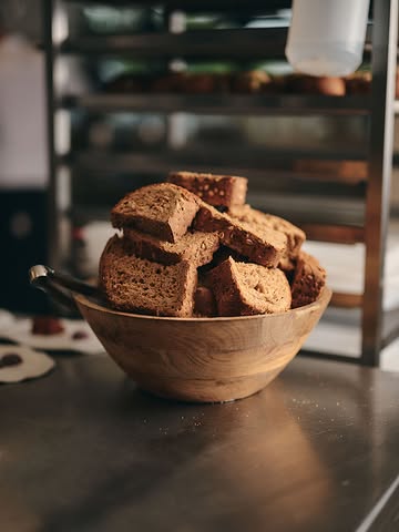 𝗢𝗻 𝗻'𝗮 𝗿𝗶𝗲𝗻 𝗮̀ 𝗰𝗮𝗰𝗵𝗲𝗿. 😡

Pas de porte battante derrière laquelle on fait semblant. En sortie de cuisine comme en salle, on vous dit d'où viennent nos ingrédients, comment et pourquoi on les a travaillé comme ça.

Alors forcément, on a rien à cacher, que du contraire ! On vous emmène dans les backstages. 🎬

C'est moins léché mais c'est aussi plus authentique.

Et si vous voulez voir ça en vrai, réservez !

_______

La Table L · 7e étage du Musée L, Louvain-la-Neuve
Mar → Ven, midi & soir · 2 samedis soir par mois
📞 010 40 04 96 · www.la-table-l.be

#latablel #musée #louvainlaneuve #CuisineDeSaison #michelinrestaurant

@nopysang30 @gregoire.la.table.l @musee.l_ @margaux.280