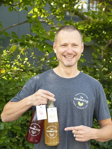 🧊 BeKombucha, la boisson saine et bio qui va vous rafraichir cet été

Nous avons été à la rencontre de Stéphane Evras, fondateur des boissons BeKombucha, sans alcool fermentées à base de kombucha et de thé vert.

Il propose actuellement différentes gammes avec une large variété de saveurs :
🥳 Mocktails pour un apéro sain et festif ;
🌱Botanicals spécialement conçue pour l'Horeca pour les soft pairing ;
🍎 Fresh à base de jus de fruit ou infusion sans sucre ni arôme ajouté et fabriqué à la demande ;
💚 Sugar free sans sucre résiduel.

Le tout bien sûr en bio.
Pour Stéphane, la certification bio a été un choix fondateur, en cohérence avec les valeurs de santé, de naturalité et de transparence portées par sa marque BeKombucha :
« Dès le départ, l’utilisation d’ingrédients certifiés bio était indispensable pour éviter les résidus de pesticides incompatibles avec l’esprit du kombucha. Ce choix protège également le SCOBY, une culture vivante sensible aux intrants chimiques, et favorise une fermentation optimale. Le bio permet aussi de préserver la pureté des saveurs et de mieux exprimer la qualité des ingrédients. Enfin, la certification renforce la crédibilité du positionnement « sain » du produit en garantissant le respect d’un cahier des charges rigoureux. »

👉 Rendez-vous sur notre site web pour lire le portrait complet via la story à la une "Portrait".