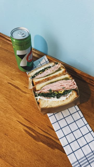 SANDWICH TASTE TEST @quitefrankly_deli

Deze keer probeerden we de Mortadella, classic en turkey Berry!
Fyi: de mortadella is momenteel niet op de kaart maar werd vervangen door een andere topper!
#foodie #etenantwerpen #fy #food #tips
