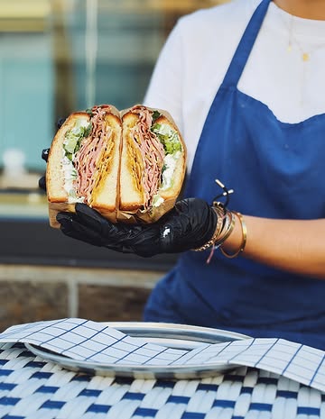 THE FRIED BOLOGNA SANDO.

Golden, sizzling fried mortadella , stacked into one seriously delicious sando.

Simple, nostalgic, and ridiculously good. No fancy tricks, just proper comfort food.

Your new obsession has arrived.

Available now at Quite Frankly Deli, Antwerp.

Mortadella @slagerij.het.vleesgegroet