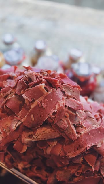 A DAY IN THE LIFE OF A PASTRAMI SANDWICH.

From our house-cured pastrami to the final stack.

Sliced, stacked, sauced & served.
New York deli-style pastrami, made in Antwerp.

Quite Frankly. Built different.