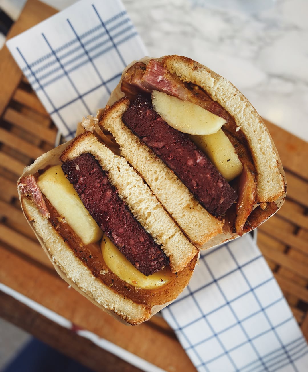 THE DIRTY BELGIAN

Belgian roots. Dirty attitude.

Crispy black pudding, smoky Duroc d’Olives bacon, sweet caramelized apple & a generous drizzle of hot honey.

Sweet. Smoky. Salty. A little spicy.

A Belgian classic with a Quite Frankly twist.

GET DIRTY WITH US.

@slagerij.het.vleesgegroet