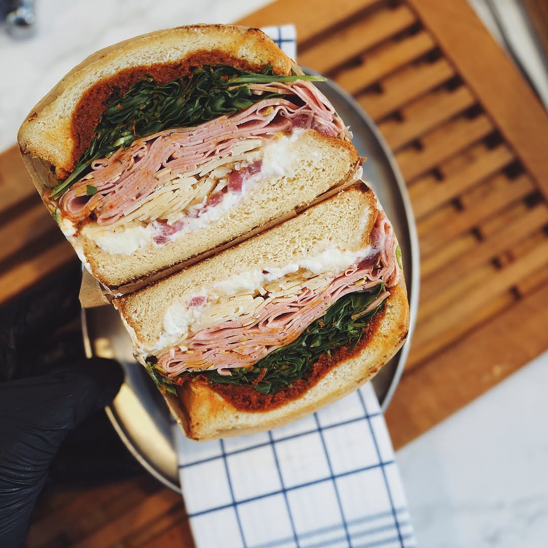 THE SPICY MORTY.

Italian mortadella @slagerij.het.vleesgegroet , creamy stracciatella, spicy ’nduja, fresh arugula, shaved Parmesan & a drizzle of hot honey.

A little Italian attitude, Quite Frankly style.