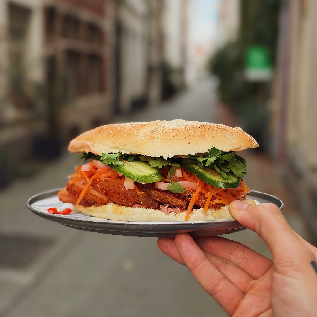 FREDDY EATS WORLD × QUITE FRANKLY

TWO FOOD LOVERS. ONE CRAZY BÁNH MÌ.

We’re bringing a little taste of Vietnam to Antwerp!

Together with Freddy Eats World, we’re serving up our take on the iconic Vietnamese Bánh Mì.

Crispy Duroc d’Olives pork belly, Vietnamese pâté, house-pickled vegetables, fresh coriander, crunchy baguette & spicy sriracha mayo.

Big flavours. Good vibes. One hell of a sandwich.

LIMITED DROP. DON’T MISS OUT. >> Till 8/11

@freddy_eats_world