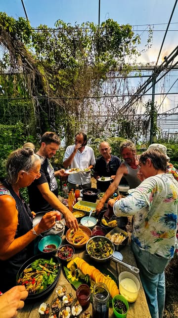 ‘t was terug zalig in de jungle. Vol verwondering genoten van de rondleiding @mondedesmillecouleurs . Prachtige plek met prachtige mensen. 🥰

Samen kookten we rond het thema tropical. Er vormde zich een tafel vol kleurrijke smaakbommetjes: mole, ceviche, taco’s, groentjes gegaard in de composthoop en nog zoveel meer.

We sloten af met sticky rice met nectarine en chocomousse van de onrijpe zaadjes van linde.

Buikje en kopke gevuld. Hier ga ik nog even van nagenieten. 🥰

#junglekoken #voedselbos #moestuin