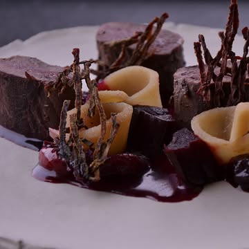 Het wildseizoen, aards, zoet, zuur, wat ons betreft mocht het wat langer duren 😉

Ben jij fan van haas of fazant?
Kom dit weekend nog één keer volop genieten voor ons nieuwe menu start 🍽️

Culinaire arrangementen met 1 overnachting in de weekends zijn nog mogelijk tot eind maart.
Vanaf april, de start van het hoogseizoen geven we de voorkeur gasten te ontvangen voor 2 nachten, zo is er meer tijd om het domein en Haspengouw te ontdekken 🖼️