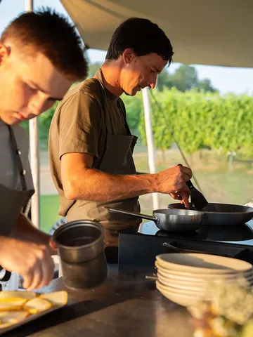 Bij domein Marsnil geniet je van zalige culinaire gerechten met een korte keten.
Als je geluk met het weer hebt, kan dit zelfs in de wijngaard!

Eigen wijnen, eigen producten in de gerechten.
Je kan er zelfs overnachten in de gezellige b&b.
@domein_marsnil is werkelijk een totaalconcept waarin genieten centraal staat.

Reserveer snel jouw plekje om helemaal tot rust te komen via @domein_marsnil

_
www.atelierfranssen.be

#domeinmarsnil
#genieten
#culinair
#wijngaard
#restaurant