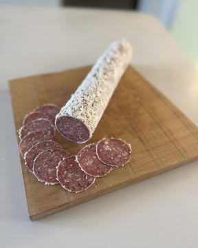 🆕 Parfait pour l’apéro des fêtes de fin d’année 🥳 🎄

- Saucisson truffe et parmesan ( Saltufo ) 🤤
- Filet de porc seché aux poivres🌶️
- Filet de porc séché aux herbes 🪴

Disponible en dégustation toutes cette semaine à la ferme 😊

Loupez pas le Coch’ ✅