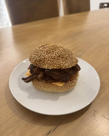 Petit partage d’une recette réconfortante réaliser ce week-end pour une quinzaine de personnes 😋

Ingrédients :
3 kg de spirling ( échine ) désossé
4 à 5 oignons
Sauce Maison :
280gr boite de concentré de tomates
4 cas de paprika
2 cas de sauce soja
4 cas de vinaigre balsamique
4 cas de cassonade
4 cas de sirop d'érable
4 cac d'ail semoule
Une vingtaine de gouttes de tabasco

Étapes :
Disposez l'échine de porc dans la cocotte avec les oignons coupés en gros quartiers, faire dorer sur feu vif. 10 mn chaque face.
Préparer la sauce et ensuite badigeonnez toutes les faces de vos morceaux de viande avec cette sauce.
Enfournez 3h à 150° en chaleur tournante.
Puis diminue pendant 1h à 100 °.
Effilochez la viande à l’aide deux fourchettes et servir chaud avec un pain burger/frites/ riz 😋

Bon appétit !

P.s : clôture des commandes ce soir 🐷✅