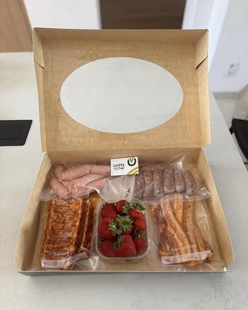 Vous avez loupez le Coch ? 🤫

Heureusement il y a une deuxième chance 🍀

🆙 Il me reste 4 Coch’ Box BBQ à vendre pour ce week-end , on y retrouve :

- 5 tranches de lard mariné 🐖
- 2 Rack de ribs 🍖
- 7 mini- saucisses ( provençales ) 🍅
- 8 mini-saucisses ( fromages ) 🧀
- 🎁 1 raviers de fraises 🍓

À venir chercher dès maintenant ! ✅