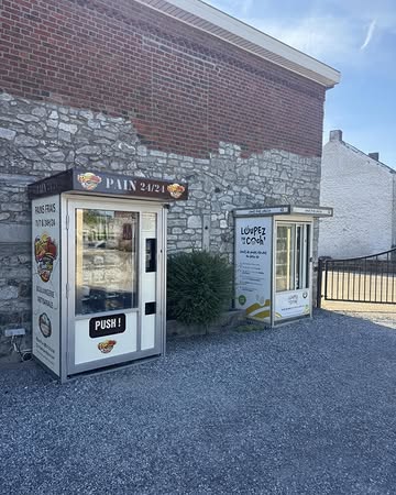🍞🥚 DU NOUVEAU À CÔTÉ DU DISTRIBUTEUR à Ragnies ! 🥚🍞

Bonne nouvelle pour les amateurs de produits locaux et de bon pain ! 😋

Un nouveau distributeur à pain vient d’être mis en fonction juste à côté de notre distributeur, où vous pouvez déjà retrouver nos œufs, nos pâtes et notre miel. 🥚🍝🍯

Et maintenant, vous pouvez également y trouver du pain frais à toute heure ! 🥖

Au menu en ce moment :
🍞 Carré blanc
🌾 Pain au levain blanc
🥖 Pain de campagne
🌾 Pain complet
🍞 Pain au levain
🥖 Demi-gris
🥪 Sandwich
😋 Cracklin
🌾 Pain à l’épeautre

👉 Deux distributeurs, un seul arrêt, plein de bonnes choses !

📍 Rue de la roquette 23 Ragnies 📍 Venez vous servir quand vous voulez, 24h/24 et 7j/7 !

Et surtout, n’hésitez pas à partager la publication pour faire connaître ce nouveau distributeur à pain autour de vous ! 🫶