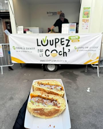 Jour J : C’est la fête au village ! 🥳

Retrouvez nous à la Saint-Véron à l’école de Ragnies pour ce week-end ! 💂‍♀️

Chaque soir, un repas différents :
- Vendredi : Croque monsieur 🧀
- Samedi : Hamburger 🍔
- Dimanche : Pain saucisse 🥖

100% local :
🍞 Boulangerie Eric Liégeois à Biercée
🧀 Chez Sébastien le fromager de Lobbes
🍖 Chez nous

Loupez pas le Coch’ ! ✅

P.s : Hamburger Vegan / croque fromage prévu 🌱