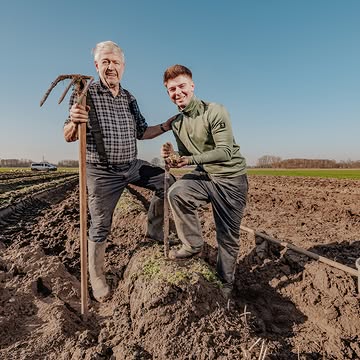 Hopscheutentelers een uitstervend ras? Daar denkt @temmerman.jelle (21) anders over. Hij heeft zich als jongste hopscheutenteler van het land met volle overgave op de topdelicatesse gestort op velden in Opdorp en Puurs-Sint-Amands. En hij levert met @hopscheuten_temmerman aan de beste chefs van het land.

“De dankbaarheid die je van de chefs krijgt, motiveert me elke dag."

~Link Gva.be in bio

📷 @dirkvertommenfotografie