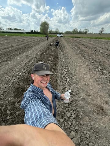 Vanop het warme veld oogsten wij hier de laatste hopscheuten.

We doen nog verder tot zaterdag 25 april, maar het aftellen is begonnen.

Kort seizoen, fijne smaak.
Bestel nu en proef nog even mee! https://www.hopscheutentemmerman.be/bestel-online-particulier/