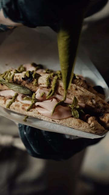 T’as comme une envie de pizza mais pas envie de poser ton cul !? On a ce qu’il te faut : la pizza portefeuille. Tu commandes, tu dégustes, sur place ou dans les rues de Namur pour continuer de chiller le ventre bien rempli. #pizza #incorrectnamur #namurfood #foodporn #sourdough

INCORRECT.
NASTY SOURDOUGH PIZZA INC.
Crafted. Fermented. No apologies.

🍕 Réservations : https://incorrect.reservation.barestho.com/
🌐 Site web : https://www.incorrect.pizza/
🕕 MA-SA : 18h00-21h15
🚫 FERMÉ : dimanche & lundi
📍 RUE HAUTE MARCELLE 35, NAMUR

📸 @anthonyflorio