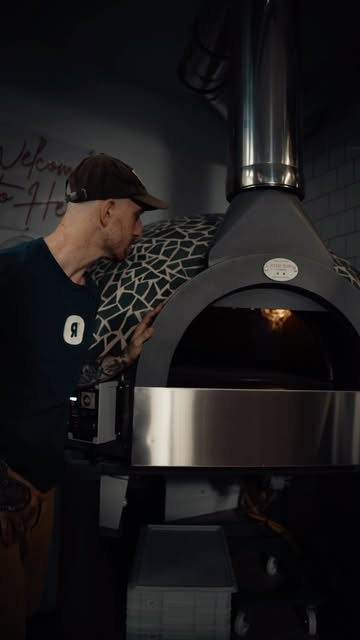 C’est LE tips pour la cuisson à haute hydratation.
Ton four à 500 degrés, VRAI OU FAUX ?

#pizza #incorrectnamur #namurfood #foodporn #sourdough

INCORRECT.
NASTY SOURDOUGH PIZZA INC.
Crafted. Fermented. No apologies.

🍕 Réservations : https://incorrect.reservation.barestho.com/
🌐 Site web : https://www.incorrect.pizza/
🕕 MA-SA : 18h00-21h15
🚫 FERMÉ : dimanche & lundi
📍 RUE HAUTE MARCELLE 35, NAMUR

📸 @anthonyflorio