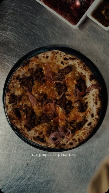 ¡AIE AIE AIE CARAMBA! 🌮 PIZZA X TACOS

Alex a décidé qu’il parlait espagnol aujourd’hui… Une pizza TACOS ?! À ce stade… on a déjà perdu les puristes napolitains, alors autant y aller franchement : bœuf effiloché maison, mayonnaise menthe, oignons pickles, jalapeños, cheddar. 🌶️

Une pizza qui demande du taf, et qui se mange avec les doigts, la tête un peu penchée🔥

Assumé ou trop loin ? Verdict en commentaire. ⚖️

#pizza #tacos #namurfood #foodporn #incorrectnamur