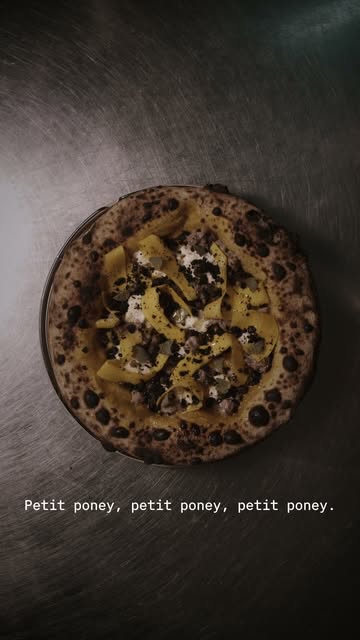 𝗣𝗢𝗧𝗜 𝗣𝗢𝗡𝗘𝗬 /// RICOTTA FUMEE- POTIMARRON PICKLES- CREME DE POTIMARRON- SALSICCIA AU FENOUIL- CAPRES FRITS- POUDRE D'OLIVES NOIRES- SAUGE

Le chef pousse la chansonnette pour notre plus grand plaisir 🎶

L'automne au complet sur une pâte au levain. Avec une bande-son discutable. 🍂

Petit poney, petit poney, petit poney. Voilà, c'est dans votre tête pour la journée. Désolés. 😈

#pizza #potimarron #courge #sourdough #salsiccia #automne #pizzadesaison #pumpkinseason #sauge #pizzacreative #namurfoodie #cuisinedesaison #instapizza #foodstagram #fallfood #incorrectpizza #styleincorrect

INCORRECT.
NASTY SOURDOUGH PIZZA INC.
Crafted. Fermented. No apologies.

🍕 Réservations : https://incorrect.reservation.barestho.com/
🌐 Site web : https://www.incorrect.pizza/
🕕 MA-SA : 12h00-21h15
🚫 FERMÉ : dimanche & lundi
📍 RUE HAUTE MARCELLE 35, NAMUR

📸 @anthonyflorio