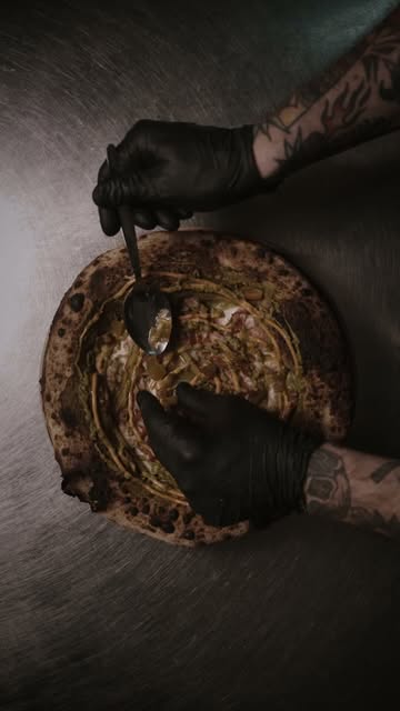 𝗖𝗢𝗨𝗖𝗢𝗨 𝗣𝗘𝗧𝗜𝗧𝗘 𝗣𝗘𝗥𝗥𝗨𝗖𝗛𝗘 /// MOZZA- PORCHETTA- POIVRONS- MAYO BBQ- PESTO DE CORIANDRE- PIMENT JALAPENOS- OIGNONS SEC- OIGNONS PICKLES

Réplique culte, pizza tout aussi culte ? Si tu nous lis François, viens, on te l'offre avec plaisir !

#dikkenek #pizzagram #restaurantnamur #foodporn #namur5000 #incorrectpizza #fermentationlab

INCORRECT.
NASTY SOURDOUGH PIZZA INC.
Crafted. Fermented. No apologies.

🍕 Réservations : https://incorrect.reservation.barestho.com/
🌐 Site web : https://www.incorrect.pizza/
🕕 MA-SA : 12h00-21h15
🚫 FERMÉ : dimanche & lundi
📍 RUE HAUTE MARCELLE 35, NAMUR

📸 @anthonyflorio