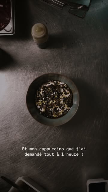 𝗗𝘄𝗶𝗴𝗵𝘁 𝗦𝗰𝗵𝗿𝘂𝘁𝗲. Si vous avez la ref, on vous aime déjà.

Crème de betteraves du jardin, espuma de chèvre fumé, avruga, poudre d'olive noire, fleur de fenouil conservée de l'année passée. Le tout enfumé sous cloche, évidemment.

"Si avec ça on n'a pas l'étoile, franchement…" — le chef, parfaitement sérieux (ou pas). 😌

Vous avez la référence, ou vous êtes juste là pour la betterave ? 👇

#theoffice #dwightschrute #betterave #entree #gastronomie #finedining #fooddesign #namurfood #smokedfood #cuisinecreative #chefsofinstagram #foodart #belgianchef #incorrectnamur #styleincorrect

INCORRECT.
NASTY SOURDOUGH PIZZA INC.
Crafted. Fermented. No apologies.

🍕 Réservations : https://incorrect.reservation.barestho.com/
🌐 Site web : https://www.incorrect.pizza/
🕕 MA-SA : 12h00-21h15
🚫 FERMÉ : dimanche & lundi
📍 RUE HAUTE MARCELLE 35, NAMUR

📸 @anthonyflorio