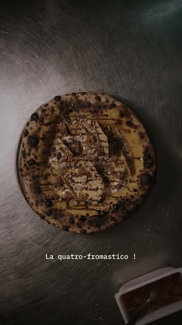 𝟰 𝗙𝗥𝗢𝗠𝗔𝗦𝗧𝗜𝗤𝗨𝗘𝗦 /// CREME DE POTIMARRON - MOZZA - TALEGGIO - GORGONZOLA - TUILE DE PARMESAN - FIGUE PICKLES - SIROP DE BALSAMIQUE

Quattro formaggi à l'italienne. CORRECT ✅ Crème de potimarron, gorgonzola, taleggio et figues en pickles maison. INCORRECT ❌🧀

Le chef appelle ça "une belle pizza pour les gros sacs". On n'a pas trouvé meilleure définition, alors on l'a gardée.

Fior di latte, tuile de parmesan, sirop de vinaigre balsamique, graines de courge torréfiées. La quatro-fromastico. 🔥

Vous tenez combien de parts avant de demander grâce ? 👇

INCORRECT.
NASTY SOURDOUGH PIZZA INC.
Crafted. Fermented. No apologies.

🍕 Réservations : https://incorrect.reservation.barestho.com/
🌐 Site web : https://www.incorrect.pizza/
🕕 MA-SA : 12h00-21h15
🚫 FERMÉ : dimanche & lundi
📍 RUE HAUTE MARCELLE 35, NAMUR

📸 @anthonyflorio