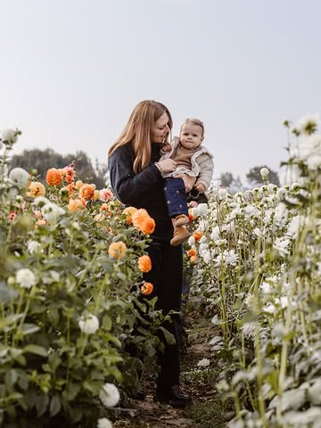 Dit was één van de minisessies van vorig jaar bij plukveld @aardigbio
Het was een heerlijk zonnige dag, de bloemen in het veld zagen er fantastisch uit en er kwamen veel gezinnen langs om gezellig samen een boeketje te plukken.

Ook zin om na de eerste dagen school, die laat ons eerlijk zijn waarschijnlijk voor iedereen best intens aanvoelen, te komen ontprikkelen op het veld?
Even voetjes op de grond, handen tussen de bloemen en hoofd in de wolken.
Heerlijk, dat beloof ik je!

Heel welkom op zaterdag 5 september tijdens een minisessie 🧡
Boek één van de laatste plekjes via de link in bio.