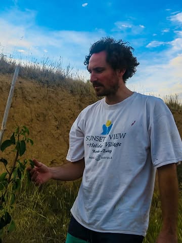 La Despeinada - Espagne
chez Nat Or Not

Nichés dans les montagnes sauvages du sud de la Catalogne, voici l’esprit du vin nature. Un ingrédient : le raisin frais.

À 500m d’altitude, la mer est invisible, mais on la devine dans l’air. Le terroir ? Sabloneux, un sable compact riche en sols marins. Les cépages ? Macabeu, Grenache, Carignan, … leur propre raisin et un peu de leurs amis qui est aussi bien traité que le leur. Sans intrants et sans sulfites ajoutés, la qualité du raisin est essentielle évidemment pour faire ce vin.

Des étés brûlants, des hivers froids voire neigeux, et un vent omniprésent. Voilà qui donne aussi du caractère à leurs vins : profonds, salins et dotés d’une belle acidité. Et le résultat est toujours éclatant de fruit !

Un projet engagé, une vision singulière, et on ❤️ ça bien sûr …

Les cuvées sont disponibles pour les pro en nous contactant, et pour les particuliers sur www.natornot.com .