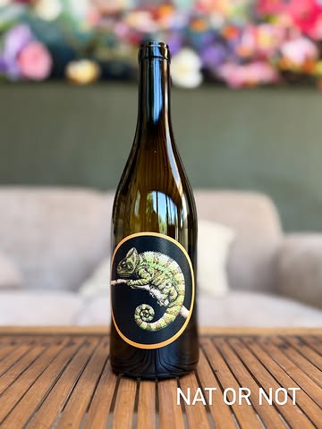 « Nous mettons en bouteille ce que la vigne nous offre chaque année, aussi pur que possible. Nous produisons des vins qui reflètent la typicité de leur millésime et de leur origine.

Les conditions étant différentes chaque année, chaque vin est unique et peut évoluer avec le temps — comme un véritable caméléon.

En cave, nous limitons toute intervention au strict minimum.

Nous cultivons 0,4 hectare de coteaux escarpés exclusivement à la main. Nous utilisons des produits phytosanitaires écologiques et n’employons aucun herbicide.

Nous essayons de contribuer à la protection des espèces en laissant pousser la végétation entre les rangs. C’est un refuge et une source de nourriture pour de nombreux insectes et autres animaux. »

Nat Or Not a sélectionné le Riesling, Silvaner et Pinot gris de Nora.

#allemagne #rhenanie #import #belgique

Pour mieux connaître Nora et ses vins : https://www.natornot.com/vign-nora-chamaleon-allemagne-vinnature-pinot-gris-riesling-silvaner
