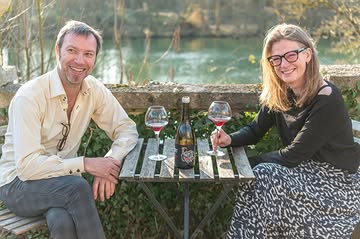 Le week-end prochain à Gembloux (Ernage), nous parlerons vin avec vous :

@manger_mieux_demain , c’est un festival imaginé pour informer, inspirer et connecter tous les acteurs engagés dans la transition alimentaire en Belgique. C’est un week-end pour penser, goûter et transformer notre manière de manger.

Chefs, producteurs, artisans, associations, institutions et citoyens s’y retrouvent pour célébrer une alimentation respectueuse des saisons, du vivant, des territoires et des savoir-faire.

Durant trois jours, la Ferme @hors_champs devient le théâtre d’un grand rassemblement culinaire et citoyen, axé sur un marché de producteur, des dégustations de chefs engagés, des workshops & conférences et une boulangerie participative.

~~~~~~~~

NatorNot vous propose un moment convivial autour du vin :

Un moment convivial pour toutes celles et ceux qui aiment le vin, pour les curieux qui aiment les bons produits, pour les chef.fe.s qui cuisinent des produits frais, du jour et de saison, issus d’une agriculture bio et/ou réfléchie. Ceux qui travaillent avec des professionnels engagés, réfléchis et passionnés, qui ont compris l’importance de travailler en partenariat avec la Nature, à quel point elle est un milieu vivant extraordinaire et complexe, organisé et généreux.

Autour d’un verre, nous prendrons le temps de remonter à la source du vin à travers les choix à la vigne et le travail en cave du vigneron. Nous parlerons également du prix du vin, des labels et de ce qui fait un bon vin.

De la terre au verre, du terroir à l’estomac, nous verrons ensemble comment et pourquoi certains vignerons ont choisi de travailler en partenariat avec la Nature plutôt que de la corriger; et ce que cela change pour vous.

Nous vous proposons :

** le samedi 3/10 (17h) et dimanche 4/10 (12h), une conférence à destination de toutes et tous,
** et le lundi 5/10 (16h), une conférence à destination des chef.fe.s qui cuisinent des produits frais, du jour et de saison, issus d’une agriculture
