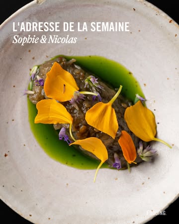 Au potager, ohé ohé ! Obsédés par les micro-saisons et circuits courts, Sophie Gigot et Nicolas Septon bêchent un jardin merveilleux et bûchent une détonante cuisine naturaliste en terre liégeoise. Dans leur demeure accueillante comme pas deux (feu de cheminée qui crépite, lumière caressante, terrasse cernée de verdure), Sophie remplit les verres et orchestre un service douillet, tandis que Nicolas mitonne des menus à fond sur le végi.⁠
⁠
Retrouvez notre chronique complète via le lien en bio !⁠
⁠
Wie zaait, zal oogsten! In de streek rond Luik koken Sophie Gigot en Nicolas Septon op het ritme van de seizoenen en met lekkers uit de directe omgeving. Veel komt recht uit hun eigen tuin, waar groenten en kruiden de hoofdrol spelen in een pure, verrassende keuken. Bij Sophie en Nicolas schuif je graag de voetjes onder tafel. Terwijl Sophie de glazen vult, kokkerelt Nicolas de plant-based gerechten.⁠
⁠
Ontdek onze volledige recensie via de link in bio!⁠
⁠
👋 @sonicerestaurant⁠
📷 @eating.be⁠