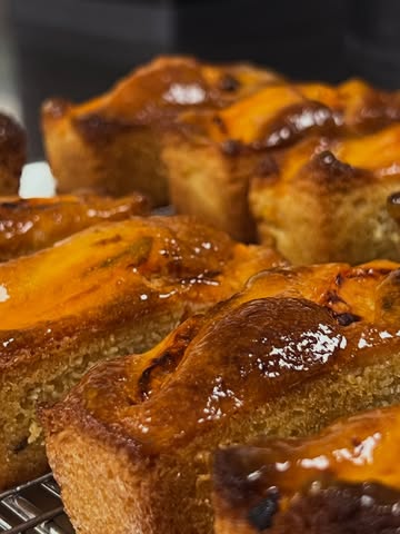 En ce moment @sonicerestaurant , les abricots sélectionnés par @maison.buchet sont mis à l’honneur dans notre dessert à travers trois préparations.

Un cake à la lavande, un sorbet aux abricots rôtis, ainsi que sur un sablé parfumé à la feuille de figuier.