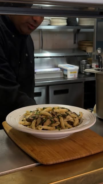 …onze heerlijke pasta shiitake 🤤 @_maisonchampignon_ 🫶🏼

Met of zonder kaas, jij kiest! 🕺🏼