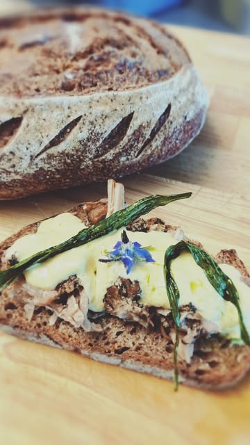 Dit jaar trekken we naar de braderie met een toast die helemaal van hier is. Gemaakt met wat we in oudenaarde vinden.
Desembrood met ename bier, pulled meat van Belgisch wit-blauw, een frisse pickles saus en komkommerkruid, duizendblad en wat de velden ons geven.
Ambacht, boeren, buren, ondernemers - samen op één toast.

📅 20 juni - foodcourt braderie
📌 markt oudenaarde

#braderie #oudenaarde #lokaal #toast #bakkerijburez

@beleef_oudenaarde @campsfood @misslavraievie @slagerijblockeeloudenaarde @brouwerijroman @stadoudenaarde @mijn_stad_oudenaarde
