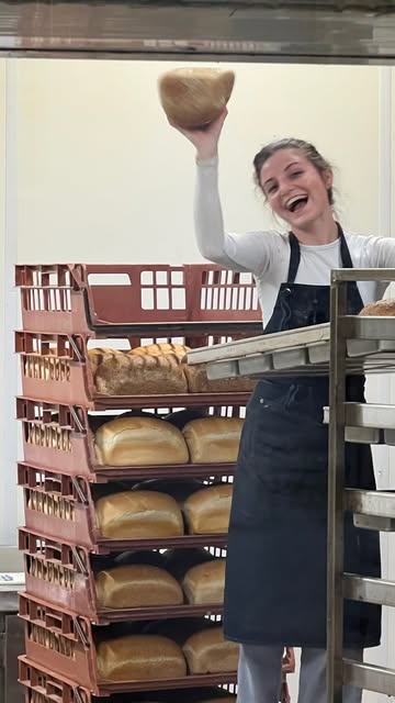 De ovens blijven branden, zelfs bij deze temperaturen.
En we blijven open met de normale openingsuren. Elke dag tot 18u

#bevereplein #foodstagram #oudenaardewinkelstad #bakkerijburez #wevegotyoucovered