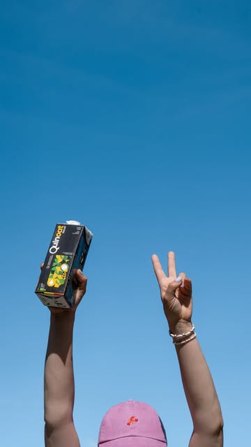 Nouveau look, même plaisir 🥛✨

Notre Quinoat change de packaging et rejoint désormais l’univers Recolt, mais à l’intérieur, rien ne change : toujours le même goût doux, végétal et 100% bio 🌱

Une boisson à base de quinoa, avoine et haver, pensée pour vos petits-déjeuners, cafés, smoothies ou recettes du quotidien.

Même produit, même goût, nouvelle identité 🧡
***
Nieuwe look, zelfde smaak 🥛✨

Onze Quinoat krijgt een nieuwe verpakking en maakt nu deel uit van de Recolt-wereld, maar binnenin verandert er niets: nog steeds dezelfde zachte, plantaardige en 100% biologische smaak 🌱

Een drankje op basis van quinoa, haver en ave, perfect voor je ontbijt, koffie, smoothies of dagelijkse recepten.

Zelfde product, zelfde smaak, nieuwe identiteit 🧡

#quinoat #recolt #bio #plantbased #localproducts