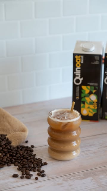 Votre latte glacé a trouvé son allié de l’été 🧊

Un café bien frais, quelques glaçons et une touche de Quinoat pour une pause végétale, légère et pleine de douceur.
Le petit twist curieux qui change tout 🤎
***
Je iced latte heeft z’n zomerse match gevonden 🧊

Een frisse koffie, wat ijsblokjes en een scheutje Quinoat voor een zachte, lichte en plantaardige pauze.

De nieuwsgierige twist die het verschil maakt 🤎
#GrainesDeCurieux #Quinoat #IcedLatte #MadeInBelgium