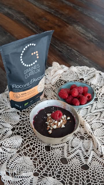 Overnight oats framboise, chocolat & beurre de cacahuète ✨
Un petit-déjeuner gourmand à préparer la veille pour profiter d’un réveil tout en douceur.

Pour une portion :
50 à 60 g de flocons d’avoine Graines de Curieux
2 c. à café de graines de chia
80 à 100 ml de notre Quinoat
100 g de yaourt, skyr ou fromage blanc
80 g de framboises surgelées
Un peu de miel
Environ 20 g de chocolat noir
1 c. à café de beurre de cacahuète
Quelques amandes hachées

Mélangez les flocons d’avoine, une cuillère de graines de chia, le yaourt et notre Quinoat. Laissez reposer 15 minutes au frais.

Écrasez les framboises avec le miel et le reste des graines de chia, puis ajoutez-les sur la préparation.

Recouvrez de chocolat noir fondu et terminez avec le beurre de cacahuète et quelques amandes hachées.

Une nuit au réfrigérateur et votre petit-déjeuner est prêt 🌱
***
Overnight oats met framboos, chocolade & pindakaas ✨

Een heerlijk ontbijt dat u de avond voordien klaarmaakt voor een zachte start van de dag.

Voor één portie:
50 tot 60 g Graines de Curieux havervlokken
2 koffielepels chiazaad
80 tot 100 ml van onze Quinoat
100 g yoghurt, skyr of plattekaas
80 g diepgevroren frambozen
Een beetje honing
Ongeveer 20 g pure chocolade
1 koffielepel pindakaas
Enkele gehakte amandelen

Meng de havervlokken met één lepel chiazaad, de yoghurt en onze Quinoat. Laat 15 minuten rusten in de koelkast.

Plet de frambozen met de honing en de rest van het chiazaad en verdeel ze over de bereiding.

Werk af met gesmolten pure chocolade, pindakaas en enkele gehakte amandelen.

Een nachtje in de koelkast en uw ontbijt staat klaar 🌱

#GrainesDeCurieux #Quinoat #OvernightOats #BioBelge