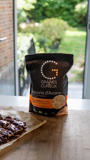 🍫 Le goûter maison qui ne demande (presque) aucun effort.

Septembre est déjà bien chargé ? Nous avons la recette qu’il vous faut pour préparer quelques douceurs d’avance. 🌾

Ces petites barres à base de flocons d’avoine Graines de Curieux, de compote, de beurre de cacahuète et de fruits à coque sont ultra simples à préparer… avec une généreuse couche de chocolat pour finir.

Pour une fournée :
🌾 150 g de flocons d’avoine
🍎 120 g de compote
🍁 50 g de sirop d’érable ou d’agave
🥜 2 c. à s. de beurre de cacahuète
🌰 90 g de fruits à coque
🍫 200 g de chocolat (et on ne vous jugera pas si vous en mettez davantage)

On mélange, on tasse, 20 min au four à 180°C, puis on laisse refroidir avant de découper. Et voilà : des barres maison à glisser dans les boîtes à goûter, à emporter ou à garder pour soi.
***
🍫 Een homemade snack zonder veel gedoe.

Is september alweer druk? Dan hebben we het recept voor u om op voorhand iets lekkers klaar te maken. 🌾

Deze repen met havervlokken van Graines de Curieux, appelmoes, pindakaas en noten zijn supermakkelijk om te maken… en krijgen als finishing touch een flinke laag chocolade.

Voor één portie:
🌾 150 g havervlokken
🍎 120 g appelmoes
🍁 50 g ahornsiroop of agavesiroop
🥜 2 el pindakaas
🌰 90 g noten
🍫 200 g chocolade (meer mag altijd)

Alles mengen, goed aandrukken, 20 min. bakken op 180°C en laten afkoelen voor u de repen snijdt. Klaar! Ideaal voor in de brooddoos, als tussendoortje of… gewoon voor uzelf.

#produitslocaux #biofood #healthysolutions #belgianbrand #madeinbelgium