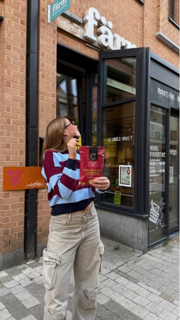 On les a fait goûter… et les réactions parlent d’elles-mêmes 👀🌱

Direction la rue, devant le @farm.coop , pour faire découvrir nos chips de lentilles Graines de Curieux 💚

Bio, belges, produites à Fernelmont, Nutri-Score A, riches en protéines grâce aux lentilles et réduites en sel… mais surtout, approuvées à la dégustation 😋

Et c’est le moment parfait pour les tester : du 1er au 7 octobre, profitez de -15 % sur les chips Graines de Curieux chez Färm 🛒

Alors, vous les avez déjà goûtées ? 👀

***
We lieten ze proeven… en de reacties spreken voor zich 👀🌱

We trokken de straat op voor Färm om onze Graines de Curieux linzenchips te laten ontdekken 💚

Biologisch, Belgisch, geproduceerd in Fernelmont, Nutri-Score A, rijk aan eiwitten dankzij de linzen en met minder zout… maar vooral: goedgekeurd tijdens de proeverij 😋

En dit is hét moment om ze te proberen: van 1 tot en met 7 oktober krijg je 15% korting op de chips van Graines de Curieux bij Färm 🛒

Heb jij ze al geproefd? 👀

#GrainesDeCurieux #ChipsDeLentilles #Bio #LocalBelge #Färm