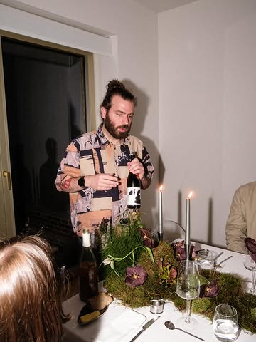 François Delforge

Nihonshu Sommelier

Derrière chaque expérience réussie se cachent souvent des personnes dont le travail est aussi discret qu’essentiel.

François fait partie de celles-là.

Certifié saké sommelier, il consacre un temps considérable à la recherche, à la dégustation et à la sélection minutieuse de références parfois rares afin de créer des accords capables de décupler l’expérience à table.

Ce qui me marque le plus chez lui, c’est la précision de son travail. Chaque choix est réfléchi, chaque accord est construit avec cohérence et sensibilité.

Par son exigence, sa curiosité et sa maîtrise grandissante de son art, François démontre qu’il a le potentiel d’atteindre les plus hauts standards de la gastronomie et de rivaliser avec les plus belles références en matière d’accords sakés.

Merci pour ta gentillesse, ton professionnalisme et toute l’attention que tu portes à chaque détail. C’est un plaisir de collaborer avec quelqu’un qui partage la même recherche de qualité et d’excellence.

Photographie : @fabio.n.amato
Art table : @maisonvagabonde @mund.std

#gaultetmillau #sakesommelier #saké #hautecuisines