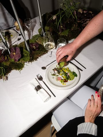 SAPIENS — La gastronomie sans adresse fixe.

Avec Sapiens, le chef Nathan Fievet transforme votre maison ou un lieu en pleine nature en table gastronomique.

Sa cuisine met le végétal au premier plan, tandis que les protéines accompagnent chaque création avec justesse. Les sauces, élaborées pendant plusieurs jours à partir de fermentations, misos, garums et autres préparations maison, sont la véritable signature du menu.

Les produits sont principalement issus de Wallonie, ponctués de quelques ingrédients d’exception soigneusement sélectionnés. Chaque saison donne naissance à un menu entièrement inédit.

Une expérience intimiste, pour 5 à 13 convives, où chaque assiette est préparée, présentée et racontée par le chef lui-même.