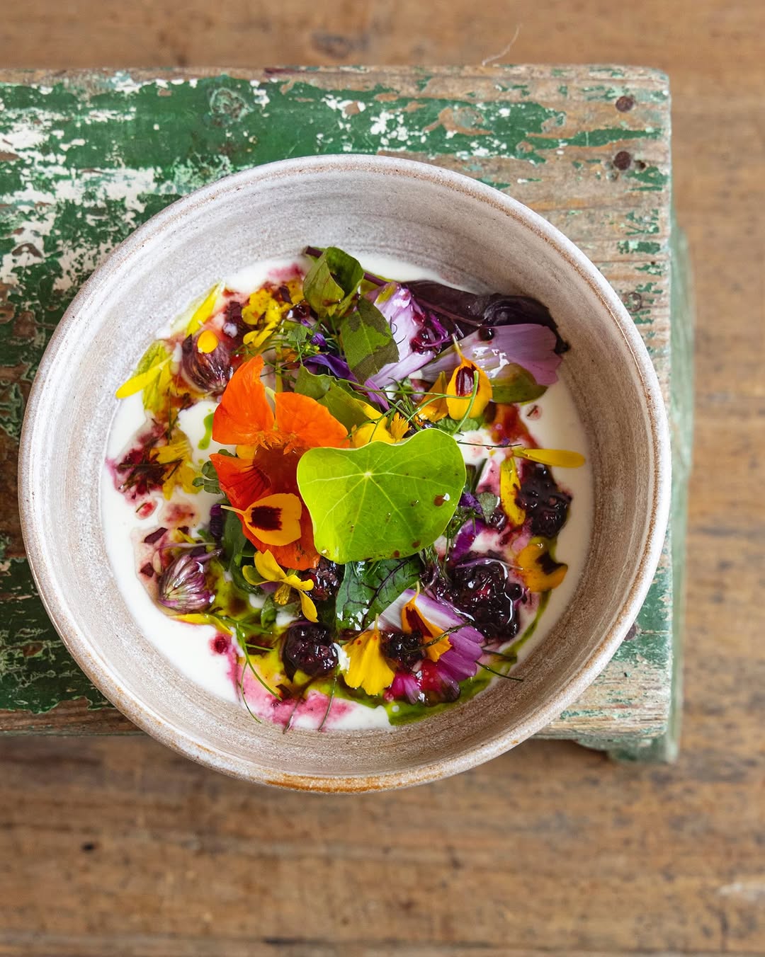 CÉLÉBRATION
[part 2]

Retour sur un moment en joie et en couleur, un menu pensé comme une balade à travers les sens et les saveurs estivales.
Se rassembler, partager, contempler, savourer

/ Cueillette aromatique et textures végétales

📷 @carolinedethier
@sapiens.nf @fra.atelier.ceramics