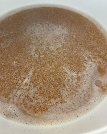 Le saviez-vous ? 🐝
Après extraction, notre miel passe dans différents filtres afin d'obtenir un miel sans impureté et de haute qualité. Un travail lent et minutieux pour que votre miel soit délicieux. 🖤