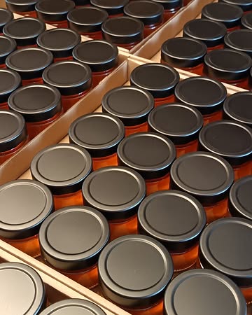 GRAND CRU & EXCELLENCE
Mise en pots de nos miels à destination de nos partenaires 2026. 🖤

 #produitlocal #circuitcourt #madeinbelgium 🇧🇪
